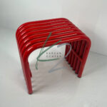 نیمکت فلزی قرمز