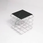 میز کنار مبلی فلزی مدل Grid با صفحه شیشه‌ای مشکی
