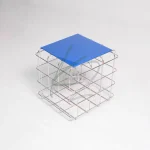میز کنار مبلی فلزی مدل Grid با صفحه شیشه‌ای آبی