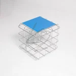 میز کنار مبلی فلزی مدل Grid با صفحه شیشه‌ای آبی روشن