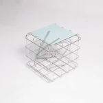 میز کنار مبلی فلزی مدل Grid با صفحه شیشه‌ای کرم