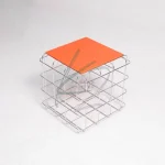 میز کنار مبلی فلزی مدل Grid با صفحه شیشه‌ای نارنجی