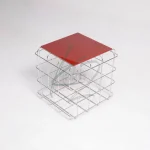 میز کنار مبلی فلزی مدل Grid با صفحه شیشه‌ای زرشکی