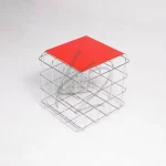 میز کنار مبلی فلزی مدل Grid با صفحه شیشه‌ای قرمز