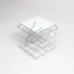 میز کنار مبلی فلزی مدل Grid با صفحه شیشه‌ای سفید